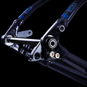Kinesis Tripster AT Midnight Blue Rear Axle on a black background
