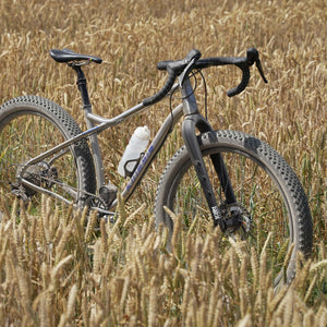 Kinesis Fernweh frame covered in dust in a cornfield